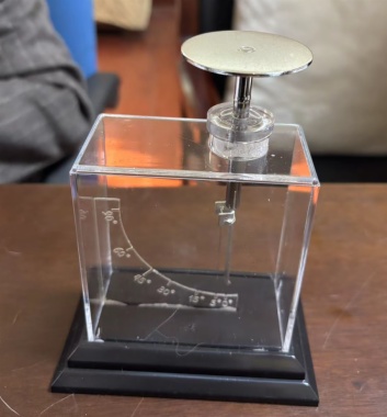 electroscope with aluminum arrow